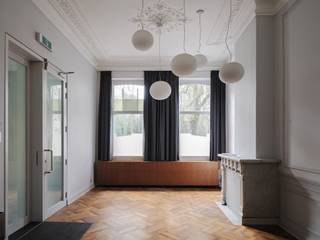 <strong>Handelspand gelegen achter een statige gevel op een vlot bereikbare locatie tegenover het Citadelpark.</strong><br /><br /><em>Voor meer informatie, mail naar info@carloeggermont.be</em><br /><br />Achter deze karaktervolle gevel schuilt een bijzonder pand met verschillende mogelijkheden. Het handels gelijkvloers is gelegen aan de Charles de Kerchovelaan tegenover het Citadelpark en biedt een uitstekende bereikbaarheid. <br /><br />Met zijn hoogwaardige van afwerking beschikt het handelspand over een bruto vloeroppervlakte van (181 m<sup>2</sup>) en eveneens aangename buitenruimte (52 m<sup>2</sup>). <br />De grootste troef zijn de polyvalente bestemmingen binnenin het pand, zoals: horeca, kantoor, vrij beroep,...<br /><br /><strong>Kortom, een opportuniteit voor wie een bloeiende zaak wil starten op een strategische locatie.</strong>