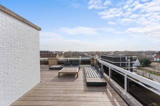 e koop: unieke penthouse in Sint-Idesbald (Ster Der Zee), gelegen aan de Koninginnelaan, met prachtig zicht op zee en duinen.

<p> </p>

<p>Deze uitzonderlijke penthouse combineert een royale buitenruimte met een adembenemend uitzicht. Het 100m² grote terras biedt een panoramisch zicht op zee, duinen en de omgeving, ideaal voor wie houdt van buitenleven en rust. De ligging in de toeristische zone zorgt voor directe toegang tot strand, winkels en restaurants, terwijl het appartement zelf een gevoel van privacy en exclusiviteit behoudt.</p>

<p> </p>

<p>Belangrijkste ruimtes:<br />• Ruime woonkamer met veel lichtinval en toegang tot het terras.<br />• Volledig uitgeruste keuken, praktisch ingedeeld.<br />• Twee comfortabele slaapkamers.<br />• Badkamer met douche en wastafel.<br />• Berging voor extra opslag.<br />• Inkomhal die het appartement stijlvol verwelkomt.</p>

<p> </p>

<p>Troeven:<br />• Terras van 100m² met panoramisch uitzicht.<br />• Zicht op zee en duinen.<br />• Unieke penthouse in een toplocatie.</p>

<p> </p>

<p>Neem vandaag nog contact op met je ERA-makelaar voor een bezoek.<br />058 51 92 95 of op simon@eraservimo.be<br />JOUW DROOMAPPARTEMENT. ZO GEVONDEN!</p>