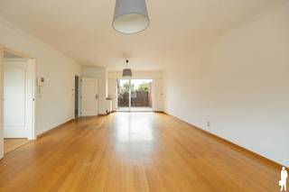 Dit lichtrijke duplex appartement in Nieuwkerken-Waas combineert ruime leefruimtes, twee terrassen en twee inbegrepen autostaanplaatsen. Dankzij de praktische indeling, de royale slaapkamers en de gunstige ligging nabij tal van voorzieningen vormt dit appartement een interessante keuze voor zowel eigen bewoning als investering.<br /><br />Indeling<br />Gelijkvloers<br />- 2 private autostaanplaatsen inbegrepen<br />- Private inkomhal<br /><br />Eerste verdieping<br />- Zeer lichtrijke en ruime leefruimte<br />- Keuken voorzien van alle comfort<br />- 2 terrassen die zorgen voor aangename buitenruimte<br /><br />Tweede verdieping<br />- 2 volwaardige en bijzonder ruime slaapkamers<br />- Badkamer<br /><br />Algemeen<br />- EPC-label C<br /><strong>- 2 autostaanplaatsen inbegrepen</strong><br />- Private inkom<br />- Veel natuurlijke lichtinval<br />- Ruime indeling<br />- Centrale ligging in Nieuwkerken-Waas<br />- Verschillende voorzieningen vlot bereikbaar<br />- Interessant voor eigen bewoning én als investering<br /><br />Een ruim en lichtrijk duplex appartement met heel wat praktische troeven, waar vooral de twee terrassen en twee inbegrepen staanplaatsen het verschil maken.