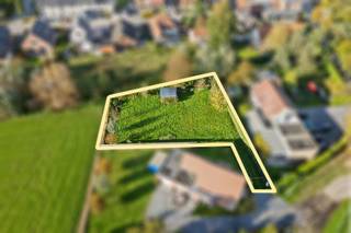 Rustig gelegen bouwgrond in tweede lijnGoede verbinding naar omliggende stedenZonnige oriëntatieMooie verzichten...