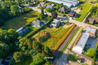 Parcelle de terrain à bâtir de 1414,89 m² (lotissement 3 d’un petit lotissement de 3 lots) idéale pour une construction ouverte. <br />Le terrain est situé en deuxième ligne, dispose d’une allée privée de 51 m, offrant ainsi une intimité totale ! <br /><br />L’accessibilité est excellente : à 2 minutes en voiture du centre de Merelbeke, à 5 minutes de l’accès E40, et à seulement 15 minutes à vélo de la gare de Merelbeke. <br />Vous êtes à proximité immédiate de toutes les commodités nécessaires au quotidien. <br /><br />Terrain constructible sans obligation de construction. <br /><br />Un excellent investissement sûr et pérenne. <br /><br />Pour toute demande, contactez Pieterjan par mail à pw@entree.be ou par téléphone au 0472 80 20 65.