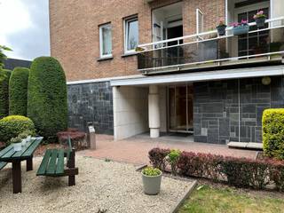 Zeer gunstig gelegen appartement op de 3de verdieping. Inkomhal met aparte wc & bergplaats voor wasmachine en droogkast, mooie lichtrijke living...