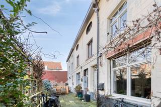<p><span>Het huis maakt deel uit van  het pleinbeluik Jongeshof waar men de voormalige brouwerij en stallingen uit de 18e eeuw rond 1900 ombouwde tot zes woningen met eigen tuintjes.  Een van deze huisjes is nu te koop en  is toegankelijk via een private overdekte weg. Dit bijzonder pand ligt verborgen in het centrum van Rupelmonde waardoor je toch op wandelafstand zit van alles wat dit mooie dorp te bieden heeft.</span></p><p><span>De huidige indeling van het pand kan grondig aangepast worden zoals een paar naast gelegen huizen reeds met succes deden. Er zijn nauwelijks of geen interne draagmuren zodat je uw creativiteit de vrije loop kan laten.Momenteel is er een grote open kelder (24m²), een living met keuken op het gelijkvloers, een grote hal met badkamer en grote slaapkamer/living (22m²) op de eerste verdieping en ook op de tweede verdieping een grote hal/bergplaats, een slaapkamer van 9m² en een slaapkamer/living van 23m².  Langs de achterkant van het huis is er een privaat terras  (36m²) en aan de voorkant een gezellig tuintje (48m²). In dit ingesloten beluik is het puur genieten van de rust. Het pand is niet geklasseerd.</span></p><p><span>Gezien er een EPC F werd afgeleverd is de renovatieplicht van toepassing (binnen de 6 jaar minimaal een EPC D).</span></p><p><span> </span></p><p><span>Geen verwarming (momenteel enkel lostaande elektrische vuurtjes)</span></p><p><span>Hoofdleiding water komt binnen maar geen professionele verdeling over het huis</span></p><p><span>Elektriciteit zeker niet conform (maar geen attest beschikbaar, te bespreken met eigenaar)</span></p><p><span> </span></p>