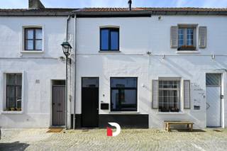 Deze knusse woning is gelegen op een rustige locatie in het historisch en pittoreske centrum van Damme op 150m van de markt/stadhuis. De woning...