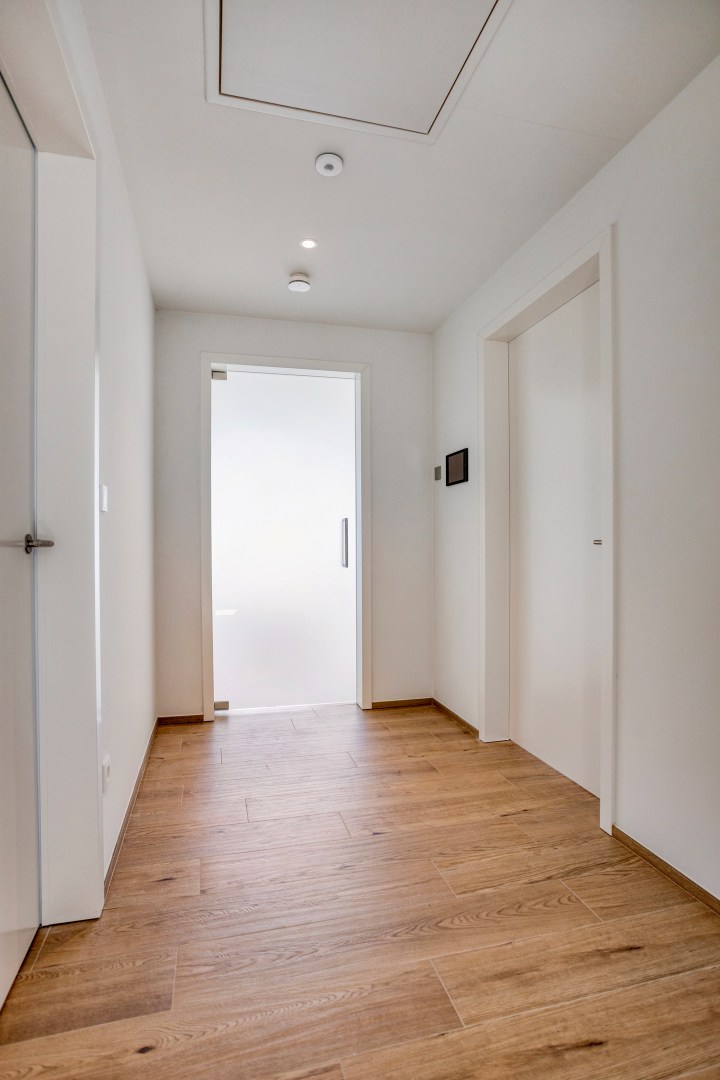 Gerenoveerd ruim en lichtrijk appartement met 2 slaapkamers - EPC 72Kwh/m² - foto 5