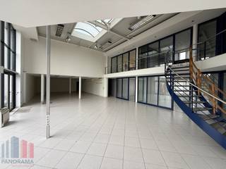 Functioneel bedrijfsgebouw te huur, gelegen te Deinze. De ligging zorgt voor een uitstekende bereikbaarheid, op slechts 1 km van de <strong>E17</strong>, met dus een vlotte verbinding richting Kortrijk, Gent en Antwerpen.<br /><br />Het bedrijfsgebouw beschikt op het gelijkvloers over een lichtrijke b2b showroom van 100 m² met een lichtstraat. De kantoorruimte, met een oppervlakte van 230 m², is verdeeld over het gelijkvloers en het verdiep en voorzien van afzonderlijke burelen en een kitchenette. Bovendien is er ook een magazijn gedeelte van 685 m² met een 5 meter vrije hoogte en een sectionaalpoort. Tevens zijn er ruime parkeerplaatsen voorzien aan de zijkant van de site. <strong>Onmiddellijk beschikbaar</strong>!<br /><br />Contacteer <strong>PANORAMA B2B</strong> voor bijkomende (technische) inlichtingen, plannen of een vrijblijvend plaatsbezoek <strong>0477 02 09 02</strong>.