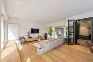 <p><strong>Deze ruime woning bezoeken op zaterdag 6 juni tussen 10u en 14u? (Enkel op afspraak)</strong></p>
<p>Deze instapklare woning is gelegen op een perceel van ca. 565 m² in de Rotselaan te Izegem. Doorheen de jaren onderging de woning tal van renovaties, waardoor ze vandaag hedendaags comfort perfect combineert met een uitstekende ligging. Dankzij de centrale locatie bevinden scholen, winkels, het station van Izegem en andere voorzieningen zich op korte afstand, met bovendien een vlotte bereikbaarheid.</p>
<p>Bij het betreden van de woning word je verwelkomd in een royale inkomhal die toegang biedt tot de open en lichtrijke leefruimte met gezellige zit- en eetplaats. Aansluitend bevindt zich de volledig uitgeruste keuken. Naast de keuken werd een praktische bureauruimte ingericht die ook perfect dienst kan doen als speelhoek voor de kinderen. De grote raampartijen zorgen voor een overvloed aan natuurlijk licht en creëren een aangename, warme sfeer met mooi zicht op de tuin rondom de woning. Op het gelijkvloers is bovendien een afzonderlijk gastentoilet aanwezig.</p>
<p>Op de eerste verdieping bevinden zich drie ruime slaapkamers, waarvan één slaapkamer beschikt over een dressing. Verder is er een ruime badkamer aanwezig, uitgerust met een inloopdouche, wastafel en toilet.</p>
<p>Een extra troef is het ruime bijgebouw van ca. 20 m², dat tal van mogelijkheden biedt. Deze ruimte kan perfect ingericht worden als polyvalente ruimte, bureauruimte of praktijkruimte voor een zelfstandige activiteit. Bovendien werd het bijgebouw volledig onderkelderd. Dit bijgebouw is voorzien van watertoevoer- en afvoer en verwarming.</p>
<p>Tot slot beschikt de woning over een ruime garage met aansluiting voor was- en droogmachine en is er plaats voor meerdere wagens op de oprit en onder de carport.</p>
<p>Bijkomende troef: de woning en het bijgebouw beschikken over 36 zonnepanelen.</p>
<p>Er zijn geen maatregelen gevonden op dit kadastraal perceel volgens onze opvraging bij het Maatregelenregister.</p>
<p>Benieuwd naar deze woning?</p>
<p>Contacteer Beau via beau@waeyler.be of 0470 54 16 27</p>
<p></p>
