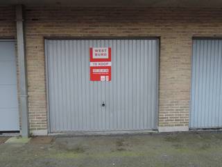 Afgesloten garage gelegen in de Lindenstraat, residentie De Linde, inkom 66 (achterste gebouw). Voorzien van een kantelpoort. Gelegen dichtbij de binnenring van Roeselare.