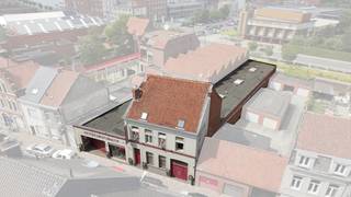 Cet entrepôt unique avec domicile à Izegem est à vendre dans la Stationsstraat. Cette propriété commerciale de caractère offre d'excellentes opportunités de combiner vie et travail sous un même toit. Avec un rez-de-chaussée commercial spacieux et une maison prête à emménager, le bâtiment bénéficie d'une excellente visibilité et d'un emplacement commercial à Izegem.<br /><br />Idéalement situé dans le centre d'Izegem, à 400 mètres de la Grote Markt, à 150 mètres de la gare et d'un arrêt de bus. Excellente accessibilité et accès facile à l'E403. Les écoles, les magasins et les terrains de jeux sont accessibles à pied.<br /><br />Surface<br /><br />- Superficie du terrain : env. 629 m²<br /><br />- Espace commercial/entrepôt : environ 543 m²<br /><br />- Maison : env. 262 m²<br /><br />- Sous-sol : env. 109 m²<br /><br />- Grenier : env. 80 m²<br /><br />Spécifications de la salle commerciale/de l'entrepôt :<br /><br />- Espace ouvert en L d'environ 543 m² (magasin, entrepôt ou atelier)<br /><br />- Entrée couverte, 2 places de parking et porte sectionnelle électrique (H : 3,80 m, L : 4,80 m)<br /><br />- Hauteur libre de 3,00 m, toit plat isolé avec lucarne et 4 lucarnes<br /><br />- Sous-sol d'environ 109 m² divisé en 4 espaces<br /><br />Spécifications de la maison :<br /><br />- Rez-de-chaussée : entrée séparée, bureau, atelier, cuisine, toilettes et monte-charge menant aux étages supérieurs<br /><br />- Premier étage : salon lumineux avec parquet massif et poêle à bois, cuisine ouverte et possibilité d'une grande terrasse sur le toit<br /><br />- Deuxième étage : 3 chambres, salle de bain avec bain à remous et douche à l'italienne<br /><br />- Grenier isolé d'environ 80 m²<br /><br />Vous recherchez un bien immobilier commercial composé d'un entrepôt et d'une maison à vendre à Izegem ? N'hésitez pas à nous contacter au 051 21 22 23.<br /><br />Registre des mesures: en cours de demande