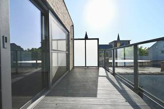 Dit instapklare duplex appartement met een bewoonbare oppervlakte van 102 m² combineert ruimte, comfort en een centrale ligging. Met 3 volwaardige slaapkamers en 2 badkamers biedt het een hoog wooncomfort, ideaal voor gezinnen of als kwaliteitsvolle investering.<br /><br />De lichtrijke leefruimte sluit naadloos aan op het zuidgericht terras van 8,5 m², waar u in alle rust van de zon kunt genieten. Dankzij de praktische indeling en verzorgde afwerking is het appartement meteen bewoonbaar.<br /><br />Het appartement is energiezuinig (EPC label A) en uitgerust met 4 zonnepanelen, wat resulteert in een lage energiekost. Daarnaast beschikt het gebouw over een fietsberging en zijn er laadpalen in de nabije omgeving aanwezig.<br /><br />Een absolute meerwaarde is de privatieve parkeerplaats en de mogelijkheid om er nog extra aan te kopen. Bovendien geniet u van lage gemeenschappelijke kosten, wat dit appartement extra aantrekkelijk maakt.<br /><br />Op zoek naar een zorgeloze investering of een kwaliteitsvolle woonst? Vraag nu meer informatie of uw bezoek aan.