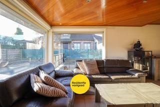 In een rustige, doodlopende straat van een residentiële wijk bevindt zich deze charmante open bebouwing op een perceel van 530 m². De woning werd gebouwd in 1991 en is door de jaren heen zorgvuldig onderhouden en vernieuwd. De lichtrijke leefruimte met houtcassette en zicht op de tuin vormt het hart van de woning. De ruime keuken is volledig ingericht en biedt voldoende plaats voor een eethoek. Op het gelijkvloers bevinden zich verder twee slaapkamers, een moderne badkamer met inloopdouche en ligbad, een tweede badkamer met douche. Een berging/wasplaats en een apart toilet maken het gelijkvloers compleet. Op de eerste verdieping zijn nog twee gezellige slaapkamers met dakramen "Velux" en een extra berging. <br /><br />De woning werd doorheen de jaren gemoderniseerd met o.a. vernieuwde elektriciteit, dakisolatie, een nieuw terras, oprit en garage. De onderhoudsvriendelijke tuin met noordwestoriëntatie en tuinhuis biedt een aangename buitenruimte. De voormalige garage doet momenteel dienst als slaapkamer maar kan eenvoudig opnieuw als garage worden ingericht. <br /><br />Verwarming op aardgas en houtcassette. Dankzij de ligging in een kindvriendelijke straat geniet u hier van rust, privacy en comfort, op korte afstand van winkels, scholen en invalswegen.<br /><br />De vermelde prijs is een richtprijs. Elk bod hoger of lager dan de vermelde prijs wordt overgemaakt aan de eigenaar die zich het recht voorbehoud om dit al dan niet te aanvaarden. EPC: 387kWh/m² - Geen renovatieverplichting! (Vg, Wug, Gmo, Gvkr, Vv) Ref. OU28329<br /><br />Neem voorsprong met een vrijblijvende en gratis schatting van uw eigendom via:<br />www.residentievastgoed.be/gratisonlineschatten