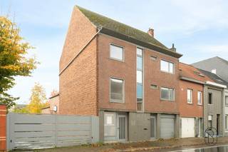 Deze woning met ingebouwde praktijkruimte biedt enorm veel potentieel voor wie wonen en werken wil combineren op één locatie!INDELING: op het...