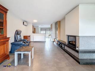 <p>Dit <strong>instapklaar duplexappartement</strong> is gelegen op de 2de en 3de verdieping van een recent, <strong>kleinschalig gebouw met lift</strong>. Via de <strong>inkomhal</strong> betreedt u de <strong>ruime</strong> en <strong>lichtrijke leefruimte</strong> met <strong>gezellige haard</strong>, die mooi overgaat in de open, <strong>volledig uitgeruste keuken</strong> (kwalitatieve merkapparatuur) en <strong>een geïntegreerde werk- of bureauruimte</strong>. <br /><br />Aansluitend aan de keuken is er een <strong>praktische berging/wasplaats </strong>voorzien. Vanuit de leefruimte heeft u toegang tot het <strong>zuidoost gericht terras.<br /><br /></strong>Dit niveau beschikt eveneens over een eerste <strong>slaapkamer</strong> en een hedendaagse <strong>badkamer </strong>met een <strong>inloopdouche</strong> en <strong>lavabomeubel</strong>. Zowel de slaapkamer als de keuken geven uit op een <strong>tweede terras</strong>, wat zorgt voor extra buitenruimte.<br /><br />De <strong>bovenverdieping</strong> omvat <strong>twee volwaardige slaapkamers</strong> en een <strong>tweede badkamer</strong> met <strong>douche</strong> en <strong>lavabomeubel</strong>.<br /><br />Het appartement is <strong>uitstekend onderhouden</strong> en afgewerkt met aandacht voor comfort en kwaliteit. Het is onder meer voorzien van <strong>ingemaakte kasten, twee afzonderlijke toiletten</strong>, <strong>elektrisch bedienbare zonneluifels,</strong> <strong>centrale verwarming op aardgas</strong>, <strong>hoogrendementsbeglazing</strong>, <strong>airconditioning</strong>, <strong>videofoon</strong> en <strong>een</strong> <strong>conforme elektrische installatie</strong>. <br /><br />Achteraan het gebouw bevindt zich een <strong>ruime garage</strong> <strong>met sectionale poort </strong>en codebediening, verplicht bij aan te kopen aan €30.000.<br /><br />Dankzij de <strong>virtuele rondleiding</strong> krijgt u alvast een eerste indruk van dit <strong>bijzonder energiezuinige appartement</strong> (<strong>EPC-label A</strong>).<br /><br />Rustig gelegen in <strong>centrum Welle</strong>, met een <strong>vlotte verbinding naar Aalst en Ninove</strong>. <strong>Op</strong> <strong>korte afstand van scholen, winkels</strong> <strong>en het station</strong> met verbinding naar Brussel en Gent. Voor meer info en/of een bezoek, contacteer Steven via steven@immotijl.be of 0485 52 55 29.</p>