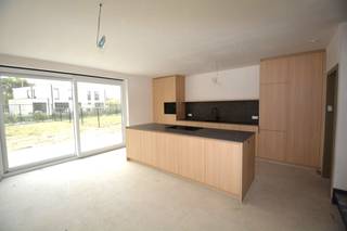 Uitzonderlijk ruime nieuwbouwwoningen (BEN = Bijna Energie Neutraal), gelegen op een rustige locatie aan de Bruggestraat te Zandhoven. Dit kleinschalig project omvat 6 halfopen bebouwingen en 1 open bebouwing, telkens met 3 of 4 volwaardige slaapkamers, ruime tuin en parking. Elke woning beschikt over een inkomhal met ruimte voor vestiaire en afzonderlijk toilet met handenwasser; zitruimte; volledig ingerichte leefkeuken met eetplaats en handige bijkeuken.  Directe toegang via het schuifraam tot tuin. Op de verdieping zijn er telkens 3 of 4 volwaardige slaapkamers; apart toilet; bureauruimte; en riante badkamer. Voorts beschikken de woningen over een garage of carport. Hedendaagsearchitectuur en zeer energiezuinige woning voorzien van alle modern comfort met o.a. vloerverwarming door middel van warmtepomp, zonnepanelen, regenwaterrecuperatie, maximum E-peil 30,... Verkoop onder BTW-stelsel (registratierechten op het grondaandeel). Werken in een eindfase en beschikbaar bij akte. Kijk op www.immopatio.be voor meer informatie of bezoek onze modelwoning!