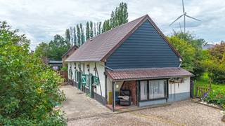 Bij ImmoFusion 7/7 “open huis” : klik op onze 3D-TOUR.<br />Ervaar vastgoed alsof je er zelf doorloopt!<br /><br />Op zoek naar een woning met karakter, rust en een groot perceel? Dan is deze authentieke vakwerkhoeve absoluut het ontdekken waard. Gelegen op een prachtig groen perceel van maar liefst circa 68 are, omringd door volwassen fruitbomen, biedt deze eigendom een unieke combinatie van natuur, privacy en ruimte.<br /><br />Bij binnenkomst kom je terecht in de gezellige leefruimte. De sfeervolle open haard vormt hier een echte blikvanger en zorgt meteen voor een warme, huiselijke sfeer. Dankzij de aangename natuurlijke lichtinval voelt de ruimte bijzonder uitnodigend aan. Via een trapje bereik je de eerste slaapkamer, een knusse kamer die eveneens geniet van veel natuurlijk licht. Daarnaast is er nog een tweede, ruime slaapkamer die naar eigen wens kan worden ingericht.<br /><br />De keuken vormt het gezellige hart van de woning en beschikt over een extra kachel die tijdens de koudere maanden voor een aangename sfeer zorgt. Vanuit de keuken heb je een prachtig zicht over de groene tuin én krijg je rechtstreeks toegang tot het buitengedeelte.<br /><br />Verderop bevindt zich een ruime woonkamer waar je heerlijk tot rust kunt komen en genieten van het zicht op het omliggende groen. Dankzij de grote raampartijen wordt het buitengevoel optimaal naar binnen gebracht en ontstaat er een mooie verbinding met de tuin.<br /><br />De badkamer is praktisch ingericht en voorzien van een douche, lavabo en toilet.<br /><br />Een bijzonder sterke troef is het ruime perceel. Buiten ontdek je een indrukwekkende tuin van circa 65 are, een ideale plek voor wie houdt van groen, natuur en buitenleven. De volwassen bomen geven het geheel extra karakter en zorgen voor een heerlijke oase van rust en privacy.<br /><br />Droom je van een grote moestuin? Wil je graag dieren houden? Zoek je een veilige en ruime plek waar kinderen volop kunnen spelen? Of wil je simpelweg genieten van de natuur en de rust rondom je heen? Dankzij de omvang van het perceel zijn de mogelijkheden hier bijzonder uitgebreid.<br /><br />Pluspunten:<br />- Perceel van ca. 68 are<br />- Prachtige groene en rustige omgeving<br />- 2 slaapkamers<br />- Sfeervolle open haard<br />- Extra kachels in de andere ruimtes<br />- Ruime leefruimtes<br />- Garage aanwezig<br />- Ideaal voor liefhebbers van tuin en natuur<br />- Veel privacy dankzij het ruime perceel<br />- Tal van mogelijkheden voor hobby’s en buitenleven<br /><br />Maatregelen opgenomen in het Maatregelenregister: nee<br /><br />Voor een bezichtiging ter plaatse of meer info, bel ons op 078/78.78.70, of kom gewoon binnen op ons kantoor, steeds welkom!