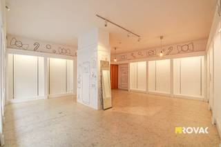 Goed gelegen commerciële ruimte (ong. 100 m²) met ruime etalage! Deze ruimte kan gehuurd worden als handelspand, kantoor- of praktijkruimte. De...