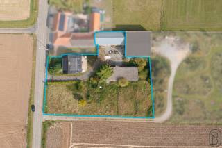 GROTE op te frissen woning met ATELIER, GARAGES en grote achterliggen en naastliggende tuin. Heel wat potentieel voor zelfstandige beroepen:...
