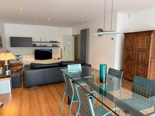Ruim en instapklaar 3-slaapkamerappartement van 116 m² met twee terrassen (16 m²) en een garagebox in rustige doodlopende straat te Brasschaat, op slechts 500 m van wandelbos De Inslag. Een tweede garagebox in hetzelfde garagecomplex is verkrijgbaar voor € 37.000.
Indeling
Via de inkomhal bereikt u de ruime en lichtrijke leefruimte, die aansluit op het zuidwestgerichte terras waar u volop kunt genieten van de namiddag- en avondzon.
De volledig ingerichte keuken beschikt over een inductiekookplaat (AEG), heteluchtoven (Miele), microgolfoven (Miele), afwasmachine (Miele) en een granieten werkblad.
Aansluitend bevindt zich een praktische berging.
Aan de achterzijde van het appartement bevinden zich de drie slaapkamers: 16,9 m² + 9,6 m² + 7,2 m²
Vanuit alle slaapkamers heeft u toegang tot het noordoostgerichte terras, waar u 's morgens van de eerste zonnestralen kunt genieten.
De badkamer werd in 2022 volledig vernieuwd en beschikt over zowel een ligbad als douche. Ook het aparte toilet werd datzelfde jaar volledig vernieuwd. Bij de renovatie werd gekozen voor duurzame kwaliteitsmaterialen: Starck designkranen, Atlas Concorde wand- en vloertegels, Detremmerie badkamermeubel en een extra infraroodverwarming.
Het volledige appartement is afgewerkt met een stijlvolle parketvloer, wat zorgt voor een warme en tijdloze uitstraling.
Comfort en uitrusting
EPC-label A
HR-condensatieketel Viessmann (2022)
Aluminium ramen
Vliegenramen aan alle ramen
Elektrische screens en zonnetent aan de voorzijde
Rolluiken aan de achterzijde
Gepantserde inkomdeur
Alarmsysteem
Lift in het gebouw
Garage
In de vraagprijs is een afgesloten garagebox met automatische poort inbegrepen. Er bestaat bovendien de mogelijkheid om een tweede afgesloten garagebox aan te kopen in hetzelfde garagecomplex voor € 37.000.