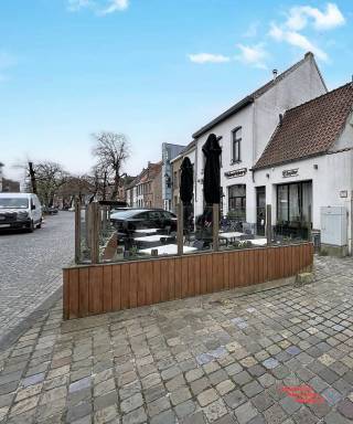 Deze horecazaak met unieke gevel is perfect gelegen in het toeristische hart van de Brugse binnenstad. Dit charmante pand biedt een unieke kans...