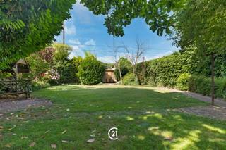 Centrum Vollezele. Grote Herenwoning met aparte garage en zuidgerichte tuin op 6are86 ! Dit Statig gebouw met authentieke elementen (trappenhall, binnendeuren, tuinmuur, ..) biedt u tal van mogelijkheden ! Praktijkruimte of burelen met aparte inkomhall, commerciële doeleinden, waar u werken en wonen kan combineren, of waar u met uw ganse familie kan wonen en die u toch de nodige privacy garandeerd door de grote, verschillende ruimtes die dit pand biedt !! Momenteel is het gebouw ingericht als meergezinswong met op het gelijkvloers 2 leefruimten, keuken, badkamer, berging en telkens 1 slaapkamer en op het 1ste verdiep bevindt zich een grote woonruimte met 3 slaapkamers en zuidgericht terras. Het zolderverdiep met zijn authentieke balken en een onderdak volledig in hout is te bereiken via vaste trap en volledig inrichtbaar (90m2). Parking voor 2 wagens voor het gebouw. De tuin is rondom ommuurd en is bereikbaar van op het gelijkvloers en de verdieping. EPC F 567 met renovatieverplichting, CV aardgas, dubbele beglazing pvc. Te bezoeken