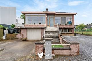 <p><span>Gerenoveerde open bebouwing met 4 slaapkamers gelegen op een ruim perceel van 11a35ca te Scherpenheuvel.</span></p><p><span> </span></p><p><span>Belangrijkste troeven: </span></p><p><span>- Centrale ligging</span></p><p><span>- Momenteel wordt de woning deels gebruikt als crèche waardoor er 2 aparte ingangen zijn</span></p><p><span>- Zeer goed onderhouden</span></p><p><span>- 4 slaapkamers</span></p><p><span>- EPC label D, dus geen renovatieverplichting</span></p><p><span>- Airco</span></p><p><span>- Rolluiken</span></p><p><span>- Garage in kelder</span></p><p><span> </span></p><p><span>Bekijk zeker ook de foto's en de grondplannen met de afmetingen. Zo krijgt u van thuis uit al een perfect beeld van wat deze woning te bieden heeft!</span></p><p><span> </span></p><p><span>Wenst u meer info of een vrijblijvende bezichtiging, contacteer dan ons kantoor op het nummer 011 85 15 15 en wij helpen u graag verder.</span></p>