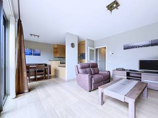 L'appartement au premier étage dispose d'un hall d'entrée spacieux, d'une salle de bains, de 2 chambres, d'un salon avec cuisine, de rangements, d'une terrasse, d'un sous-sol et d'une place de parking.<br /><br />Premier étage : <br />- hall d'entrée<br />- grand espace de vie (environ 28 m²) avec beaucoup de lumière et accès à la terrasse<br />- cuisine équipée d'un réfrigérateur avec congélateur, d'un lave-vaisselle, d'un four combiné, d'une cuisinière à induction et de nombreux rangements<br />- deux chambres (env. 8 et 13 m²)<br />- salle de bain entièrement équipée avec douche, lavabo et mobilier<br />- débarras avec raccordement pour lave-linge et sèche-linge (environ 9 m²)<br />- terrasse<br /><br />Détails : <br />- place de parking, sous-sol et ascenseur disponibles<br />- frais communs : 150€ par mois <br />- EPC : 119 kWh/m² <br />- disponible immédiatement !<br /><br />Acheter ou louer (ou louer) dans la région de Kalmthout/Essen ?<br />Si vous avez des questions, vous pouvez toujours nous contacter !<br />Dewaele Real Estate avec conseils.