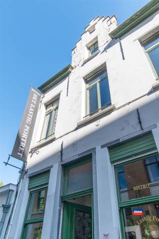 <p><span>2000 ANTWERPEN | HISTORISCH PAND OP COMMERCIELE TOPLOCATIE | RESTAURANT MET VOLLEDIG GEÏNSTALLEERDE KEUKEN | EPC 682 </span></p><p><span> </span></p><p><span>Uniek 16e-eeuws historisch ergoed met authentieke allure in de Universiteitsbuurt. Commerciële toplocatie.</span></p><p><span>Bent u op zoek naar een pand met een ziel, een rijke geschiedenis en een absolute toplocatie? Dit prachtige 16e-eeuwse historische pand – voorheen een statig notarishuis – biedt een zeldzame kans voor investeerders, ondernemers of liefhebbers van historisch vastgoed. Het gebouw is ontworpen in een sobere, elegante beaux-artsstijl en ademt puur karakter.</span></p><p><span>Het pand is uiterst centraal gelegen in de bruisende Universiteitsbuurt, een levendige omgeving met veel passage. Momenteel is het succesvol verhuurd als bistro-restaurant (tot eind 2026). Bij het verlijden van de akte komt het pand volledig vrij van verhuur, wat u de ultieme vrijheid geeft om uw eigen concept te realiseren of een nieuwe huurovereenkomst te starten.</span></p><p><span>Authentieke elementen & geen renovatieplicht. Binnenin treft u prachtige, authentieke elementen die het gebouw zijn unieke en warme uitstraling geven. Een enorme troef: aangezien het pand is opgenomen in de inventaris van het onroerend erfgoed, is het vrijgesteld van renovatieplicht. </span></p><p><span> </span></p><p><span> </span></p>