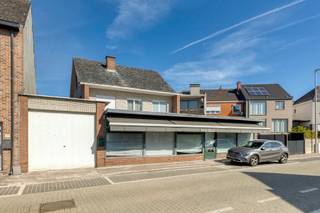 Deze ruime handelswoning met woonst bevindt zich op een centrale en commerciële ligging in het hart van Denderleeuw, met een uitstekende zichtbaarheid en goede bereikbaarheid. Langs de voorzijde van het pand zijn er meerdere openbare parkeerplaatsen beschikbaar, wat de locatie ideaal maakt voor commerciële activiteiten.<br /><br />Het pand deed jarenlang dienst als bloemenwinkel (154m²) en biedt vandaag heel wat mogelijkheden voor wie wonen en werken wil combineren of op zoek is naar een interessante investering. De commerciële ruimte op het gelijkvloers is perfect geschikt voor een winkel, kantoor of vrij beroep, of een eventuele functiwijziging onder voorbehoud.<br /><br />Aansluitend vinden we het private woongedeelte met een aangename leefruimte, een vernieuwde keuken en een bureauruimte die ook dienst kan doen als hobbyruimte. De onderhoudsvriendelijke stadstuin is een echte troef: rustig gelegen en zonder veel onderhoud.<br />Op de eerste verdieping geeft de nachthal toegang tot drie ruime slaapkamers en een badkamer uitgerust met zowel een ligbad als een douche. Verder is er nog een ruime zolder en een kelder.<br /><br />Een aparte garage maakt het geheel compleet en biedt niet alleen parkeercomfort, maar ook extra opslagmogelijkheden.<br /><br />Deze eigendom vormt een unieke kans voor wie centraal en multifunctioneel wil wonen of ondernemen.