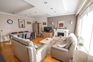 Perfect onderhouden, gezellig appartement in het centrum van Zulte met zicht op het Gaston Martensplein.<br />Praktische indeling: inkom met toilet, lichtrijke living, moderne keuken, vernieuwde badkamer, 2 ruime slaapkamers, terras achteraan, berging in de kelder en garage. <br /><br />Beschikbaar vanaf 1/09/2026.<br />Inclusief garage. <br />Syndickosten: €50/maand.<br /><br />Voor meer info of een bezoekje, mail naar lisa@immoroba.be