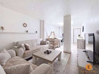 <p><span>Deze verzorgde gesloten bebouwing combineert hedendaags wooncomfort met een interessante investeringsopportuniteit. Via de ruime inkomhal met apart gastentoilet betreedt u de woning. Verder beschikt het gelijkvloers een gezellige woonkamer met een moderne open ingerichte keuken en een aparte was- en stookplaats.</span></p><p><span>Op de eerste verdieping bevinden zich een ruime slaapkamer en een ruime moderne badkamer uitgerust met een douche, bubbelbad, lavabomeubel met lavabo en een toilet. De tweede verdieping biedt nog een tweede slaapkamer en een zolderkamer, die perfect kan dienen als extra slaapkamer, bureau of opbergruimte.</span></p><p><span>De woning wordt verwarmd op aardgas, beschikt over een conforme elektrische installatie en behaalt een zeer gunstig EPC-label B, wat garant staat voor energiezuinig wooncomfort.</span></p><p><span>Momenteel is de woning verhuurd aan €825,- per maand, waardoor u als investeerder meteen geniet van een interessant en onmiddellijk rendement.</span></p><p><span>De ligging vormt een absolute troef: op wandelafstand van het station van Sint-Niklaas en in de nabijheid van winkels, scholen, openbaar vervoer en het stadscentrum, met een vlotte verbinding naar belangrijke invalswegen.</span></p><p><span>Mis deze kans niet! Voor meer informatie of een bezoek, contacteer ons vandaag nog via 03 500 05 40.</span></p>