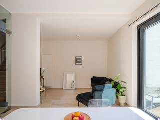 <span><strong>Centrum Gent - Instapklare burgerwoning met 4 slaapkamers, 2 badkamers, stadstuin en inpandig terras op een bijzonder centrale ligging. </strong></span><br /><br /><span><em>Voor meer informatie, mail naar info@carloeggermont.be</em></span><br /><br /><span>Deze karaktervolle woning bevindt zich tussen Portus Ganda en Sint-Jakobs, in een bijzonder rustig gelegen straat.</span><br /><br /><span>De woning onderging een kwalitatieve verbouwing, waarbij onder meer grote raampartijen en hoge plafonds zorgen voor een unieke uitstraling en veel natuurlijke lichtinval.</span><br /><br /><span>De woning beschikt over vier slaapkamers, twee badkamers, een kelder en een praktische voorplaats. Niet te vergeten zijn de ruime en aangename stadstuin en het inpandige terras, die het wooncomfort verder versterken.</span><br /><br /><span>We breden de woning langs een ruime inkomhal met aan de voorzijde een praktische voorplaats (technieken + plaats voor vestiaire en de fiets). Vervolgens vinden we op de hal een eerste gastentoilet en toegang tot de kelder.</span><br /><br /><span>Een grote glazen deur brengt ons in de leefruimte waar hoge plafonds en lichtinval direct de aandacht trekken. Hier vinden we de leefruimte, eetplaats en daaraan gekoppeld een ruime keuken met veel bergruimte. Het groot schuifraam geeft toegang tot een zeer aangename en privatieve buitenruimte.</span><br /><br /><span>Op de eerste verdieping vinden we 2 heel ruime slaapkamers waarvan er één zelfs toegang heeft tot een inpandig terras. Ook vinden we hier een eerste badkamer voorzien van douche en dubbele wastafel en een tweede apart toilet.</span><br /><br /><span>Op de bovenste verdieping vinden nog 2 ruime slaapkamers, het derde toilet en de tweede badkamer voorzien van douche, dubbele wastafel en plaats voor wasmachine en droogkast.</span><br /><br /><span><strong>Samengevat, een uiterst aangename woning op een zeer centrale ligging.</strong></span><br />