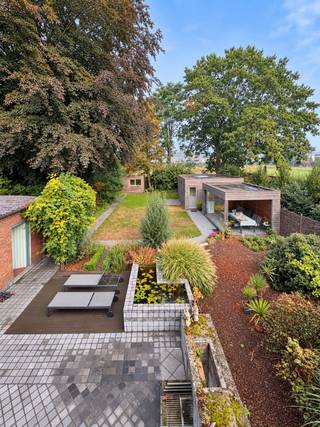 In de Kanaalstraat te Evergem-Rieme vind je deze goed onderhouden halfopen woning uit 1964. Met vier slaapkamers en een mogelijkheid tot een vijfde slaapkamer, een mooie tuin en een aparte praktijkruimte achteraan biedt deze eigendom heel wat mogelijkheden. De centrale ligging zorgt bovendien voor een vlotte verbinding met de invalswegen en de omliggende centra!<br /><br />De woning werd doorheen de jaren gerenoveerd en beschikt over een gezellige leefruimte met haardvuur, een nette keuken en badkamer. De ruime slaapkamers bieden plaats aan een groter gezin, maar laten ook ruimte voor een bureau, hobbykamer of logeerkamer. Zowel op het gelijkvloers als op de eerste verdieping is er een apart toilet. <br /><br />Buiten geniet je van een mooie tuin met 2 tuinbergingen, en een afzonderlijke recente praktijkruimte en een aparte garage. Deze vormen een interessante aanvulling voor wie extra hobby- of werkruimtes zoekt. Bovendien bevindt zich naast de woning nog een praktische oprit.<br /><br />Ook op technisch vlak werden al verschillende verbeteringen uitgevoerd. Zo beschikt de woning over dubbele beglazing, spouw- en dakisolatie, een recente condenserende ketel op aardgas en zonnepanelen. Het EPC behaalt label C, met een score van 202 kWh/m² per jaar dus mits een hele kleine aanpassing is een label B mogelijk.<br /><br />Troeven op een rij:<br /><br />- Mogelijkheid tot vijf slaapkamers en twee toiletten<br />- Gezellige leefruimte met haardvuur<br />- Mooie tuin op een perceel van circa 698 m².<br />- Schitterende praktijkruimte achteraan!<br />- Oprit, afzonderlijke garage en ruime tuinberging <br />- Zonnepanelen, recente gasketel en aanwezige dak- en spouwisolatie<br />- Asbestveilig<br /><br />Op zoek naar een ruime gezinswoning met extra mogelijkheden in Rieme/Ertvelde? Bel WIJSvastgoed op +32 9 395 80 10 !