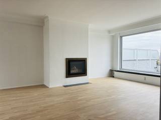 <p><span>In het centrum van Antwerpen, aan de Amerikalei, bevindt zich deze </span><span>unieke penthouse appartement</span><span>. </span></p><p><span>Het appartement gelegen op de 8ste en bovenste verdieping, en is voorzien van </span><span>royale terrassen met een 360° </span><span>uitzicht over heel Antwerpen. </span></p><p><span>De indeling van het appartement is doordacht en hedendaags. Bij binnenkomst betreedt u via een royale inkomhal met ingemaakte kasten. Deze staat in verbinding met de open en </span><span>lichtrijke leefruimte</span><span>. In de leefruimte is plaats voor een gezellige zit- en eethoek te creëren. De </span><span>uitgeruste keuken</span><span>, is volledig ingebouwd en voorzien van oven, ijskast met diepvries, kookplaat en vaatwasser. Aansluitend vinden we de berging terug, met wasmachine en droogkast. Verder beschikt het appartement over 3 ruime slaapkamers, waarvan één van de kamers is uitgerust met dressingkast. Vervolgens is er nog een ruime badkamer, met inloopdouche en badkamermeubel. Tot slot beschikt de penthouse nog over een apart gastentoilet. Als kers op de taart vinden we de 2 royale terrassen terug. </span></p><p><span>Optioneel kan een parkeerplaats gehuurd worden. </span></p><p><span>Bijzonderheden</span></p><ul><li><span>Unieke penthouse in het centrum van Antwerpen</span></li><li><span>Provisie van 200€/maand (incl. verwarming en water)</span></li><li><span>Mogelijkheid tot het huren van een autostaanplaats </span></li><li><span>Ruime terrassen met panoramisch uitzicht over Antwerpen</span></li><li><span>Kelderberging aanwezig</span></li></ul><p><span> </span></p><p><span>Kortom</span><span>: een unieke penthouse waar ruimte, rust, comfort samenkomen.</span></p><p><span> </span></p><p><span>Bent u op zoek naar een uniek appartement in het hartje van Antwerpen? Neem dan gerust contact op via <span>thomas.humblet@urbainvastgoed.be</span></span><span> of bel 03 501 97 16 voor meer informatie of een bezoek.</span></p><p><span> </span></p>