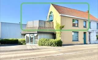 Ruim duplex appartement op locatie met goede verbindingen en alles wat men nodig heeft aan winkels en overige; Indeling: Gelijkvloers: aparte...