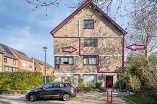 <p><strong>Charming triplex apartment with great potential in the Stockel area</strong></p><p>Located in the highly desirable Stockel neighbourhood, within walking distance of public transport (tram 39 and metro) as well as the many shops of Stockel, as well as Delhaize and Carrefour Kraainem, this charming triplex house of approximately 150 m² offers an excellent opportunity to renovate according to your own taste.</p><p>The property features pleasant volumes, a practical layout and significant potential. It is perfect for a home-based professional activity (with the possibility of an office on the ground floor), for full office use, or for those looking to personalise a home in a prime location.<br /><br />It concerns a small co-ownership consisting of only two apartments, without costs (no property manager, no common charges).</p><p><strong>Layout:</strong></p><p><strong>Ground floor:</strong></p><ul><li><p>Entrance hall (±11 m²)</p></li><li><p>Separate toilet</p></li><li><p>Office / multipurpose space (±16 m²)</p></li></ul><p><strong>First floor:</strong></p><ul><li><p>Spacious and bright living and dining area with open-plan kitchen (±40 m²)</p></li><li><p>Second office or hobby room (±8 m²)</p></li></ul><p><strong>Second floor:</strong></p><ul><li><p>Two large bedrooms (±20 m² and ±18 m²)</p></li><li><p>Bathroom (±6 m²)</p></li><li><p>Laundry room / shower room (±4 m²)</p></li><li><p>Separate toilet</p></li></ul><p><strong>Attic:</strong></p><ul><li><p>Practical storage space (±30 m²)</p></li></ul><p><strong>Additional features:</strong></p><ul><li><p>Private outdoor parking space</p></li><li><p>Generous volumes and flexible layout</p></li><li><p>Ideal for combining living and working</p></li><li><p>Quiet location at the end of a cul-de-sac (Meiklokjeslaan), where children can safely play</p></li></ul><p>Although the property does not have a garden or terrace, it benefits from a family-friendly environment.</p><p><strong>In summary:</strong> an excellent opportunity in a sought-after area, ideal for investors, self-employed professionals, or families looking for a property with strong potential.</p><p><strong>Interested?</strong> Contact us for more information or to arrange a viewing!</p>