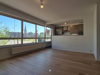 <p><span>SINT-NIKLAAS</span><span> - Vous recherchez un appartement prêt à emménager sur la Grand-Place ? Alors cet appartement pourrait bien vous convenir.</span></p><p><span> </span></p><p><span>Voici quelques-uns de ses atouts :</span></p><ul><li><span>Grande surface habitable (100 m²)</span></li><li><span>Magnifique vue sur la plus grande place de marché de Belgique</span></li><li><span>Jolie terrasse à l'arrière</span></li><li><span>Beau parquet dans tout l'appartement</span></li></ul><p><span> </span></p><p><span>Cet appartement spacieux de 212 m² est situé au deuxième étage d’un immeuble sur la Grand-Place de Saint-Nicolas. </span></p><p><span>Il offre une vue imprenable sur la vie animée de la ville et dispose de deux terrasses, l'une à l'avant et l'autre à l'arrière.</span></p><p><span> </span></p><p><span>Le logement dispose d’une surface habitable généreuse et d’un garage en sous-sol, accessible par la Grote Peperstraat. </span></p><p><span>De plus, un débarras privatif et un local commun p ment destiné aux vélos et aux poubelles sont prévus au sous-sol.</span></p><p><span> </span></p><p><span>L'agencement est le suivant :</span></p><p><span>Le hall d’entrée mène à un grand débarras/buanderie et à des toilettes séparées. Le magnifique salon est très lumineux et dispose d’un balcon et d’une terrasse à l’avant.</span></p><p><span>La cuisine équipée dispose de tous les appareils (plaque de cuisson, hotte, réfrigérateur, lave-vaisselle, four, four à micro-ondes) et comprend un coin repas.</span></p><p><span> </span></p><p><span>Le couloir de nuit est équipé de placards encastrés et offre suffisamment d’espace pour un bureau ou une bibliothèque. Des toilettes supplémentaires sont également prévues.</span></p><p><span>Il y a deux chambres spacieuses, chacune dotée d’une salle de bains attenante.</span></p><p><span>Ces deux chambres donnent également accès à la terrasse à l’arrière.</span></p><p><span>De plus, il y a une troisième pièce avec des placards encastrés qui peut servir de bureau supplémentaire ou de chambre d'amis.</span></p><p><span> </span></p><p><span> </span></p><p><span>Disponible </span><span>à partir du 1er juin 2023</span></p><p><span>Loyer</span><span>: € 1 300 (garage compris) + € 75 de charges communes</span></p><p><span>PEP</span><span>: 154</span></p><p><span> </span></p><p><span>Cet appartement vous intéresse ? N'hésitez pas à nous contacter pour plus d'informations ou pour organiser une visite.</span></p><p><span> </span></p>