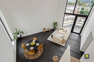 <p><span>Penthouse duplex unique avec ascenseur, 2 chambres à coucher, 2 terrasses et vue sur le ciel d'Anvers !</span></p><p><span> "" La résidence Zilverkwartier est un projet unique de construction neuve qui met l'accent sur un mode de vie luxueux et durable dans un environnement vert et paisible. Grâce à sa situation privilégiée à la frontière de Berchem et de Mortsel, les magasins, les écoles, les parcs, les installations sportives, les transports publics et les voies d'accès sont toujours à proximité. Ce penthouse s'étend sur les septième et huitième étages, bénéficie d'un niveau de finition exceptionnel, d'un intérieur élégant et est disponible immédiatement. </span></p><p><span> </span></p><p><span> &amp; Hall d'entrée, bureau, buanderie, toilettes, débarras : </span></p><p><span>Par une porte de sécurité, vous entrez dans le hall d'entrée avec vidéophone, détecteur de fumée et espace pour un vestiaire. L'œil est immédiatement attiré par le magnifique parquet foncé qui a été étendu à la quasi-totalité de l'appartement. Le bureau idéal et/ou la salle de loisirs jouit d'une belle vue et d'un accès direct à la terrasse. Il y a une grande buanderie et une pièce de rangement séparée. Les toilettes pour invités sont équipées d'un lavabo. €Grâce au raccordement au réseau de chaleur climatiquement neutre d'Agfa Gevaert, vous n'êtes pas soumis aux prix élevés de l'énergie ; une famille moyenne paie environ 68/m. pour le chauffage et l'eau chaude.</span></p><p><span> </span></p><p><span> &amp; Salle de séjour, cuisine, rangement : </span></p><p><span>Le salon spacieux bénéficie d'une belle lumière naturelle, d'une sensation d'espace et d'une vue imprenable sur la ligne d'horizon d'Anvers, grâce aux immenses fenêtres. En termes d'agencement et de décoration intérieure, vous pouvez vous faire plaisir. "" La cuisine de bon goût avec îlot offre tout le confort nécessaire, dispose d'un énorme espace de travail et de rangement à fermeture progressive et, surtout, est un régal pour les yeux. Elle comprend une plaque de cuisson à induction, une hotte aspirante, un four combiné, un lave-vaisselle, un réfrigérateur décapé et un magnifique plan de travail en composite marbré. Adjacent à la cuisine, vous trouverez un grand espace de rangement pratique, idéal pour votre congélateur, vos provisions, etc...</span></p><p><span> </span></p><p><span> &amp; Mezzanine, chambres, salle de bains : </span></p><p><span>La mezzanine constitue le pivot entre les deux étages et peut être atteinte par des escaliers ou par l'ascenseur de la maison. Les deux chambres sont spacieuses, lumineuses et offrent des vues uniques. La salle de bains est un véritable bijou aux finitions luxueuses. Elle est équipée d'une douche à l'italienne/pluie, d'un double lavabo, d'une armoire de toilette avec éclairage LED intégré et de toilettes.</span></p><p><span> </span></p><p><span> &amp; Terrasses, emplacement du sous-sol/garage box : </span></p><p><span>Le penthouse dispose de deux terrasses de conte de fées où vous pouvez profiter de vues magnifiques et paisibles en toute intimité, que ce soit ou non avec un bon verre à la main. Elles offrent notamment des vues sur le charmant jardin de toit commun de 1 840 m², ainsi que sur la magnifique ligne d'horizon d'Anvers. Vous avez la possibilité d'acheter une salle de stockage en sous-sol, un emplacement de parking souterrain et/ou un box de garage.</span></p><p><span> </span></p><p><span>Atouts supplémentaires :</span></p><p><span>-                                       Niveau E 30 - Local à vélos - Réseau de chaleur                                       </span></p><p><span>-                       Chauffage au sol - Mobiscore 9.3/10 - Fibre-ready                                       </span></p><p><span>-                   Electricité conforme - Système de ventilation - Toit commun et jardin potager     </span></p><p><span> </span></p>
