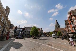 This unique, renovated commercial property is located on Torhout's market square. Thanks to its central location and busy daily footfall,...