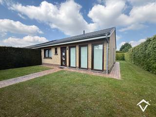 Bijzonder aangenaam gelegen (in doodlopende, residentiële straat) halfopen bebouwing op 443 m² grond met een dubbele garage, achteraan bereikbaar via gemeenschappelijke weg. Dit op een uiterst gunstige ligging, dichtbij de E403, Roeselare en Izegem centrum (op wandelafstand van de dorpskern van Rumbeke)<br /><br />Alles bevindt zich op gelijkvloerse verdieping. Voortuin is afgescheiden door haag, ook langszij en achteraan heeft de tuin heel wat privacy. <br />De woning bestaat uit een inkom met toilet - living met een inbouwcassette/haardelemement - ruime keuken met annex bureauhoek uitkijkend op de tuin - 2 slaapkamers (ruime slaapkamer en diepe kamer) - badkamer (douche, wastafel) - berging. <br /><br />Achteraan de tuin is er een bijgebouw waar een werkplaatste 15 m² zit en een ruime garage die plaats kan bieden aan 2 wagens. <br /><br />Troeven:<br />- Gunstige ligging<br />- Geen renovatieverplichting (EPC: D)<br />- Veel berg-/werkruimte (garage en bijruimte)<br />- Goedgekeurd attest elektriciteit aanwezig <br /><br />Contacteer ons op de 0493/401330 of louis@vastgoedsinnaeve.be voor meer info!