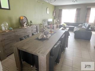 Deze halfopen woning is gelegen in het centrum van Wellen, op wandelafstand van alle voorzieningen en winkels.Bij binnenkomst via de inkomhal krijgen...