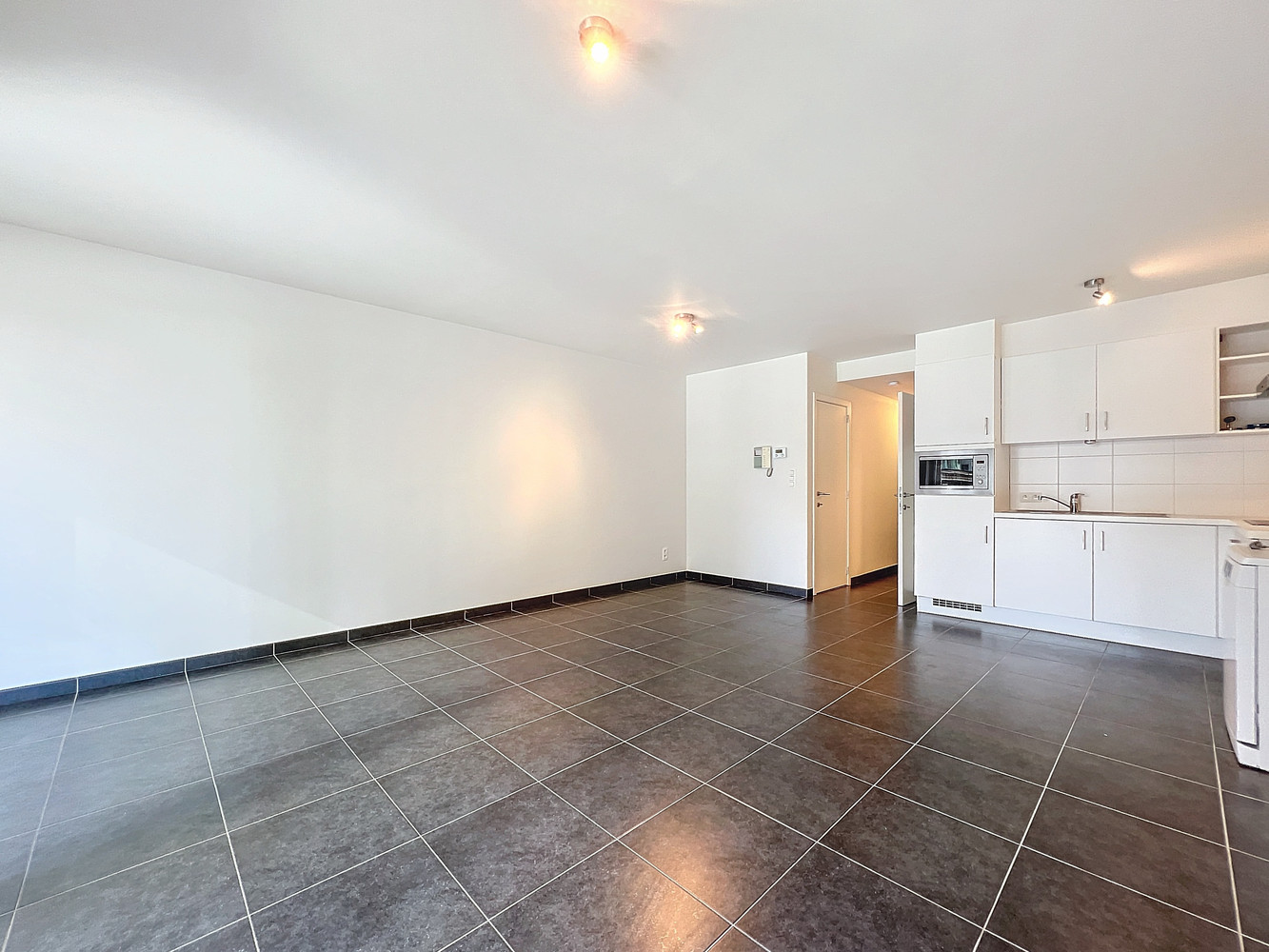 Centraal gelegen appartement met zijdelings zeezicht in het commercieel centrum van Heist - foto 5