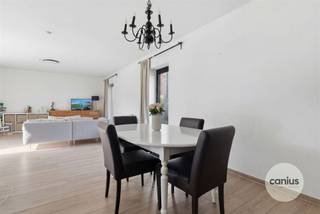 <p><span>LEUKE WONING NABIJ HET CENTRUM</span></p><p><span> </span></p><p><span>Op zoek naar een instapklare woning in Sint-Truiden? Deze energiezuinige woning maakt deel uit van Residentie Botanique en is gelegen in een rustige residentiële wijk net buiten het bruisende stadscentrum. Dankzij de vlotte bereikbaarheid en ligging nabij scholen, openbaar vervoer en winkels is dit een uitstekende keuze voor wie centraal maar toch rustig wil wonen. </span></p><p><span> </span></p><p><span>We betreden deze woning via de inkomhal waar we eveneens het gastentoilet terugvinden. Verderop vinden we de leefruimte met open keuken en aansluitende berging terug.</span></p><p><span> </span></p><p><span>Op de eerste verdieping treffen we een nachthal die toegang geeft tot de 3 slaapkamers en de badkamer.</span></p><p><span> </span></p><p><span>Verder beschikt deze woning over een terras, gemeenschappelijke fietsenstalling en een vaste parkeerplek en private kelderberging in de ondergrondse parkeergarage.</span></p><p><span> </span></p><p><span>KORT SAMENGEVAT</span><span>:</span></p><p><span>Vraagprijs: € 369.000,00</span></p><p><span>Verkoop onder registratierechten (2% of 12%)</span></p><p><span>Parking inbegrepen in de prijs, mogelijkheid tot aankoop van een tweede parkeerplaats.</span></p><p><span> </span></p><p><span>Interesse om deze woning te bezoeken? Contacteer ons voor een afspraak: 078 78 30 39 – info@canius.be</span></p><p><span> </span></p><p><span>De vermelde oppervlaktes zijn slechts een indicatie. Canius Real Estate kan niet verantwoordelijk gesteld worden voor de juistheid van de door zijn verstrekte gegevens.</span></p><p><span> </span></p>