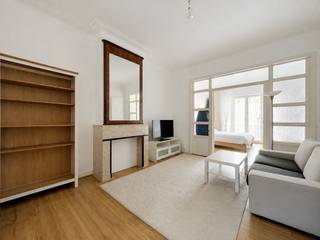 Tel. : 0456 12 69 37 / E-mail : kilian.f@weinvest.be<br /><br />We Invest biedt u exclusief dit prachtige ongemeubelde appartement met één slaapkamer aan, gelegen nabij het Zoniënwoud en alle voorzieningen (openbaar vervoer, winkels, restaurants, ...).<br /><br />Het appartement is gelegen op de gelijkvloerse verdieping van een kleine mede-eigendom en bestaat uit: een woonkamer in enfilade die aansluit op de eetkamer, een volledig uitgeruste keuken, een slaapkamer van 16 m² en een tuin met terras.<br /><br />Het appartement beschikt tevens over een wasruimte in de kelder van hetzelfde gebouw, evenals een garagebox.<br /><br />Kosten: €75 provisie voor warm water en verwarming, evenals €15 forfait voor het onderhoud van de gemeenschappelijke delen.<br /><br />EPC: G<br /><br />Beschikbaar vanaf 15/10.<br />Huurcontract van 3 jaar of 1 jaar.<br /><br />Zeker een bezoek waard!
