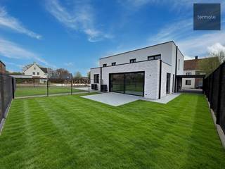 <span><strong><u><span>INDELING:</span></u></strong></span>
<ul>
<li><span>inkomhall met gastentoilet</span></li>
<li><span>bureel</span></li>
<li><span>grote leefruimte met keukenhoek </span></li>
<li><span>ruime berg-/wasplaats</span></li>
<li><span>3 ruime slaapkamers</span></li>
<li><span>grote badkamer met ligbad, inloopdouche, dubbele lavabo</span></li>
<li><span>apart 2e toilet</span></li>
<li><span>omheinde tuin met terras en oprit met carport</span></li>
</ul>
<span><u><span>=> bewoonbare oppervlakte 172m²</span></u><br /><br /><strong><u><span>AFWERKING:</span></u></strong></span><br /><span><span>De woning is volledig afgewerkt; keuken, badkamer, vloeren, ...</span></span><br /><span><span>Focus op duurzaamheid : de woningen zijn ontworpen met oog voor de toekomst.<br />Ze zijn uitgerust met een lucht-water warmtepomp, wat zorgt voor een energiezuinige en aangename vloerverwarming en koeling van je woning.<br />Deze duurzame technologie draagt bij aan een lager energieverbruik, wat zowel goed is voor het milieu als voor je energiekosten.<br />Geniet van een lage energiefactuur door een duurzame oplossing voor verwarming. </span></span><br /><span><span>BEN-woning - E-peil : 30</span></span><br /><span><span>- 12 zonnepanelen van 475W met individuele omvormer voor eigen opbrengst;</span></span><br /><span><span>- ventilatiesysteem C </span></span><br /><span><span>- stads- en regenwater (7.500 liter)</span></span><br /><span><span>- omheinde tuin met terras achteraan + oprit en carport 17m² (verhard met kiezel/dolomiet)</span><br /><br /><strong><u><span>LIGGING</span></u></strong><u><span>:</span></u></span><br /><span><span>In de Guido Gezellestraat woon je in een rustige, residentiele buurt :</span></span><br /><span><span>• Het centrum van Ooigem is vlakbij voor jouw dagelijkse boodschappen en andere faciliteiten, alles binnen een straal van 500m (supermarkt, school, bus, dokter, apotheek, horeca, …);</span></span><br /><span><span>• Vlotte verbindingen naar E17, Waregem, Kortrijk en omliggende steden, perfect voor je werk of vrije tijd;</span></span><br /><span><span>• De Leie en Ooigembos bevinden zich op een boogscheut, voor het maken van een landelijke fiets- of wandeltocht;<br /><br />Vrijblijvend bezoek? Bel mij gerust op 0497/429.446 of via angelo@immo-termote.be</span></span><br /><br /><span> </span>