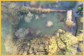 Immo Van Middelem met en vente ce terrain à bâtir avec une maison à démolir, sur une parcelle d’environ 27a90ca, située en zone agricole à...