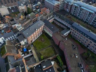 <p>In het hart van Sint-Truiden ligt dit bijzonder pand met een indrukwekkende omvang, een weergave van zowel architectonische schoonheid als historie.<br />Dit voormalig klooster van de Zusters Ursulinen dient een nieuwe bestemming te krijgen.<br />Een grondoppervlakte van 24a 95ca en meer dan 4.000 m2 bebouwde oppervlakte, omgeven door de charme van de historische stad, biedt heel wat mogelijkheden.<br />De huidige indeling en de veelzijdigheid van het gebouw stellen u in staat om vrij te fantaseren over de mogelijkheden die hier liggen, van culturele ruimtes tot inspirerende woonconcepten.</p>
<p>De mogelijkheden voor duurzame renovaties zijn eindeloos, wat het pand een ideale investering maakt. Dit is meer dan alleen een gebouw; het is een kans om een hoofdstuk toe te voegen aan de geschiedenis van deze stad!<br /><br />Reeds in de 13de eeuw bouwde de abdij van Averbode een refugiehuis in Sint-Truiden. Het huidige complex gaat terug tot de 16de eeuw en werd stelselmatig uitgebreid tot een vierkant complex met centrale binnentuin.<br /> <br />Historiek:<br /><br />De stichting van het refugiehuis van de abdij van Averbode klimt op tot de 13de eeuw. Van dit eerste gebouw bleef echter vrijwel niets bewaard.<br />In 1555 werd een nieuw refugiehuis gebouwd op de hoek van de Clockemstraat en Sluisberg. Het oudste deel is de huidige oostvleugel van het complex. De noordgevel van deze oostvleugel was oorspronkelijk de voorgevel. Het gebouw werd stelselmatig uitgebreid met verschillende vleugels.<br />Zo ontstond uiteindelijk een vierkant complex met een centrale binnenkoer. De zuidvleugel werd opgetrokken in 1598.<br />Voor 1794 was het goed reeds in privaat bezit overgegaan en was het de eigendom van de familie Roberti. Sinds 1864 wordt het complex betrokken door de zusters ursulinen. Eind 19de, begin 20ste eeuw voegden de zusters de overige gebouwen toe in de<br />Ursulinenstraat en in Sluisberg.<br />De oorspronkelijke ingang bevond zich in de noordelijke zijgevel; een muur, in de richting van de Grote Markt sloot het pand af aan de oostzijde.<br />In 1927 werd hier een gebouw met torentje bijgevoegd, opgetrokken in neotraditionele stijl.<br /><br />Beschermingsstatuut:<br /><br />Clockemstraat 5:<br />Vastgestelde Inventarissen:<br />Historische stadskern van Sint-Truiden (Vastgestelde archeologische zone)<br />Refugiehuis van de abdij van Averbode (Vastgesteld bouwkundig erfgoed)<br />Unesco Werelderfgoed:<br />Stadhuis Sint-Truiden met belfort: buffer (UNESCO werelderfgoed bufferzone)<br />Plannen:<br />Haspengouw en Voeren - Hoogstamboomgaarden (Onroerenderfgoedrichtplan)<br />Wetenschappelijke Inventarissen:<br />Historische stadskern van Sint-Truiden (Archeologisch geheel)<br />Refugiehuis van de abdij van Averbode (Bouwkundig element)<br />Clockemstraat 5a:<br />Beschermd Onroerend Erfgoed:<br />Refugiehuis abdij van Averbode (Monument)<br />Vastgestelde Inventarissen:<br />Historische stadskern van Sint-Truiden (Vastgestelde archeologische zone)<br />Refugiehuis van de abdij van Averbode (Vastgesteld bouwkundig erfgoed)<br />Unesco Werelderfgoed:<br />Stadhuis Sint-Truiden met belfort: buffer (UNESCO werelderfgoed bufferzone)<br />Plannen:<br />Haspengouw en Voeren - Hoogstamboomgaarden (Onroerenderfgoedrichtplan)<br />Wetenschappelijke Inventarissen:<br />Historische stadskern van Sint-Truiden (Archeologisch geheel)<br />Refugiehuis van de abdij van Averbode (Bouwkundig element)<br /><br />Dit unieke pand wordt verkocht via het COVAST platform, de startprijs bedraagt 1.988.750,00. Voor meer informatie over de biedingsprocedure kan u steeds contact met ons opnemen.</p>