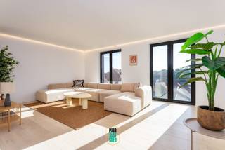 In de gegeerde wijk Kristus Koning, op wandelafstand van het historische centrum van Brugge, bevindt zich dit energiezuinige penthouse in een kleinschalige residentie. Een luchtige en stijlvolle woonplek waar ruimte, licht en een hoogwaardige afwerking mooi samenkomen. Een overdekte autostaanplaats kan bovendien worden aangekocht.<br /><br />Het appartement werd tussen 2024 en 2025 volledig gerenoveerd, met oog voor kwaliteit, comfort en een tijdloze, duurzame afwerking. Via de lift, die ook vanuit het appartement kan worden opgeroepen, of via de trap bereikt u de inkomhal, die het geheel logisch indeelt in een woon- en slaapgedeelte.<br /><br />De ruime, lichtrijke leefruimte omvat een open keuken, eetplaats en meerdere zithoeken. Verder zijn er een bureau, gastentoilet, berging, wasplaats en technische ruimte. Aan zowel de voor- als achterzijde bevinden zich terrassen, waaronder een voorterras over de volledige gevelbreedte — een heerlijke plek om te genieten van de buitenlucht.<br /><br />Het slaapgedeelte telt drie volwaardige slaapkamers en twee badkamers. De master bedroom beschikt over maatkasten, een eigen badkamer en een privatief terras. Ook de overige kamers zijn ruim, functioneel ingedeeld en zorgvuldig afgewerkt.<br /><br />Moderne technieken zoals een warmtepomp, vloerverwarming met koelfunctie, ventilatie en domotica zorgen voor hedendaags wooncomfort. De rustige ligging, beperkte inkijk en de royale ruimtes maken dit penthouse tot een bijzonder aangename thuis, vlak bij de stad.<br /><br />Contacteer ons voor een bezoek of een virtuele rondleiding op afstand.