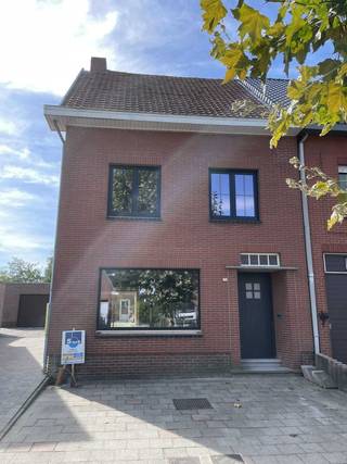 Halfopen bebouwingTe renoveren woning met tuin vlakbij het centrum van Loenhout.2 slaapkamersZolder geschikt om 1 of 2 slaapkamers te makenDroge...