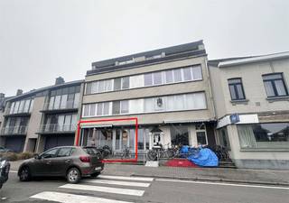Compleet gerenoveerd handelspand-horeca of kantoor, gelegen aan het  Vlezenbeekplein met gratis parking voor de deur. Dit pand onderging recent een totaalrenovatie en beschikt actueel over een open multifunctionele ruimte met toonbank, achtergelegen stockruimte (alles is klaar om de keukentoestellen aan te sluiten) en sanitair. <br />Het pand is uitgerust met maatwerk en is begrepen in de verkoop. EPC LABEL D. Airco aanwezig. <br />VERNIEUWDE BEGLAZING: DUBBEL ALU. Dit gebouw maakt deel uit van een kleinschalige mede-eigendom. Elektriciteit: CONFORM.<br />De maandelijkse huurprijs bedraagt 1.500 euro. <br />Onroerende voorheffing ten laste van de huurder. <br />Aanvraag horecavergunning ten laste van de huurder. <br />Beschikbaar: onmiddellijk. <br /> <br />Benieuwd naar dit bedrijfsvastgoed te huur regio Sint-Pieters-Leeuw? <br />Contacteer stephanie@immodelestre.be of 0474 33 27 85. <br />www.immodeelestre.be <br />