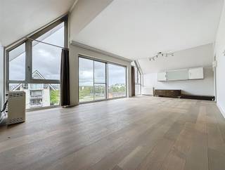 ZEER RUIM (130M²) EN INSTAPKLAAR DUPLEX APPARTEMENT MET 2 SLAAPKAMERS VLAKBIJ HET WATER VIERDE VERDIEP: INKOM MET VESTIAIRE EN GASTENTOILET,...